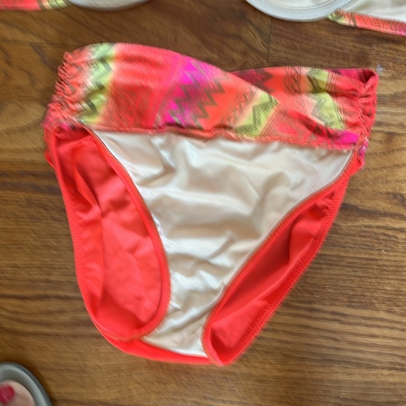 Tara Grinna 2pc.Gorgeous Peach,pink&gold. Both pcs lined.Underwire.Gently worn - Picture 5 of 6